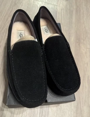 Nuevo con caja: Zapatilla de gamuza UGG para hombre talla 9 negra Foto 1 de 4