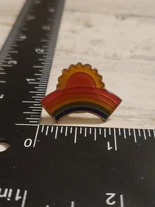 Pin de solapa vintage Sun And Rainbow - Imagen 1 de 2
