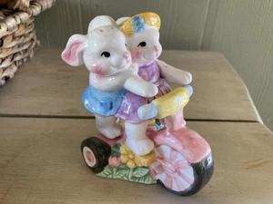 De colección 1989 FIGI Bunnies On A Triciclo Bicicleta Salero y Pimentero Nunca Usado - Imagen 1 de 8