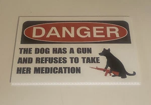 Gefahr Hund hat eine Waffe Schild - "8x6" Coro Kunststoff - für weibliche Hunde - Bild 1 von 2