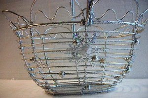 Schöne silberfarbene WEIHNACHTEN SCHNEEFLOCKENKORB schimmernde Perlen Draht Geschenk lrg - Bild 1 von 5