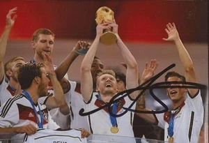 GERMANY & VFL WOLFSBURG: ANDRE SCHURRLE SIGNED 6x4 WORLD CUP TROPHY PHOTO+COA - Picture 1 of 1