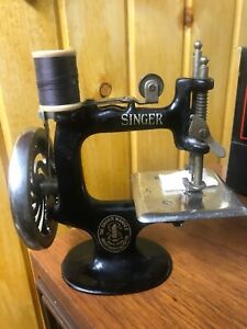Singer Model 20 Sewing Machine Child Mini Black Metal Vintage Hand Crank Toy