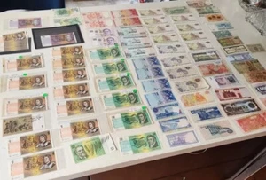 COLLECTION OF AUSTRALIAN COMMONWEALTH PAPER And Foreign Notes (Read description) - Picture 1 of 12