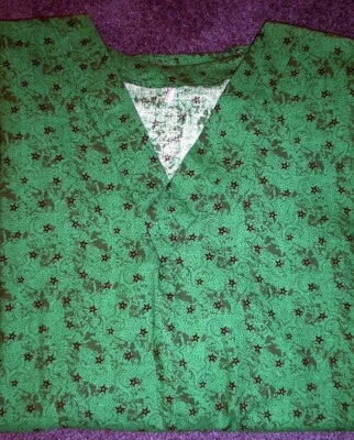 Blusa Médica Hecha a Mano Black Stars Algodón Verde, Talla Grande 38-40 Foto 1 de 2