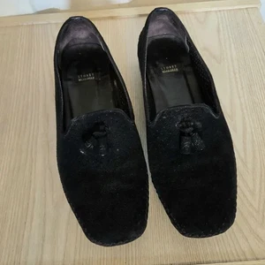 Stuart Weitzman schwarze perforierte Wildleder-Slipper Quaste Halbschuhe Größe 7B - Bild 1 von 9