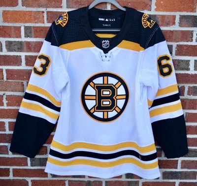 Adidas Para Hombre Talla 52 NHL Boston Bruins #63 Marchand Auténtica Jersey Correa de Lucha Foto 1 de 4