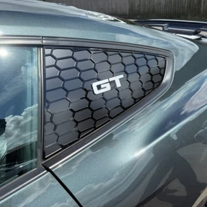 Ford Mustang (6. Generation) Heckscheibeneinsätze (Paar) - GT Logo silber - Bild 1 von 1