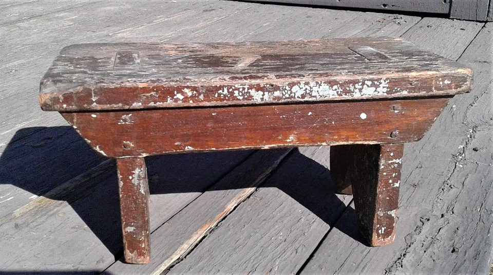 Antiguo banco o taburete mortajado para niños primitivos arte popular de los años 1850 de 6,50 pulgadas de alto Foto 1 de 4