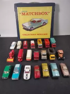 Mini estuche Matchbox con arte Mustang y 21 vehículos Lesney. Estuche con autos, camionetas - Imagen 1 de 23