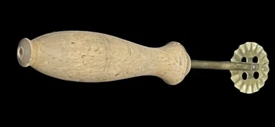 ANTIQUE EARLY 1900'S BRASS AND WOOD PIE CRIMPER WHEEL PASTRY CUTTER KITCHEN TOOL - Image 1 of 4