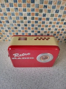 RETRO RADIO FORMA GALLETA LATA VACÍA 25CM X 18CM X 10CM RARA ROJA PLATA GRÚA - Imagen 1 de 5