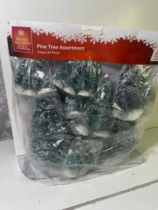 NEU 21-teiliges Kiefernbaum-Sortiment Wohnakzente Urlaub schneebedeckt - Bild 1 von 2