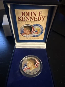 Mezzo dollaro Kennedy 1964 colorato, dipinto su entrambi i lati, 90% argento, custodia e certificato di autenticità - Foto 1 di 3