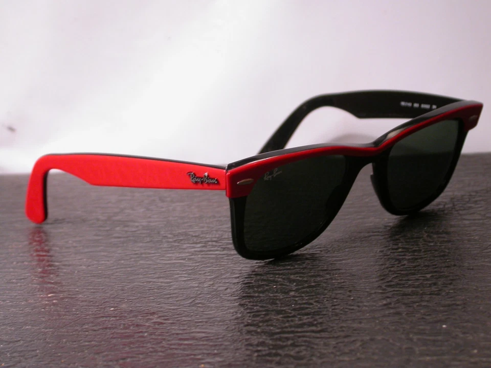 Gafas de sol Ray Ban Wayfarer negras y rojas Street limpias hechas en Italia Foto 1 de 4