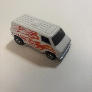 Hot Wheels Dodge White Super Van with Flames 1974 Hong Kong año en lado derecho - Imagen 1 de 7