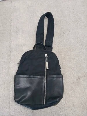 Tutilo New York The Touch Base Collection Mochila Informal Negra Bolso con Una Correa Foto 1 de 4