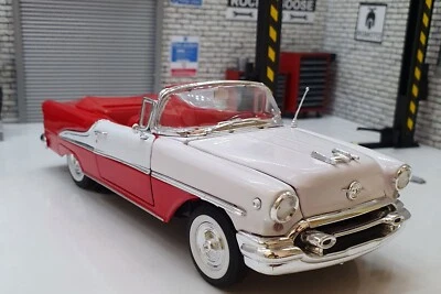 Oldsmobile Super 88 Convertible 1955 - Coche Rojo/Blanco Escala 1:24 Foto 1 de 4