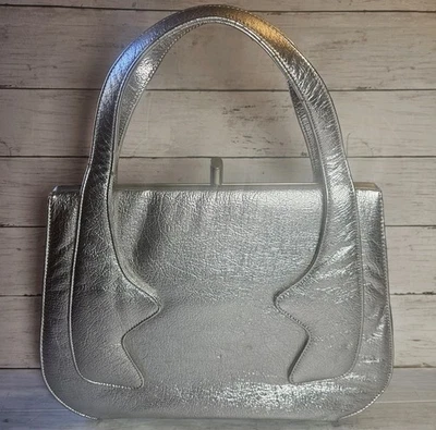 Bolso de mano vintage Ila of California con broche plateado cartera metálica fiesta navideña Foto 1 de 4