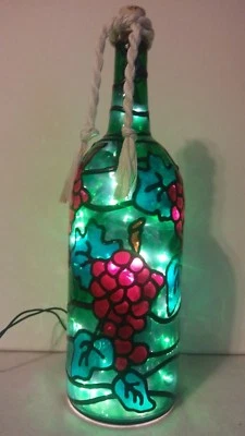 Lámpara botella de vino amante del vino de uvas rojas pintada a mano aspecto de vitral iluminado Foto 1 de 4