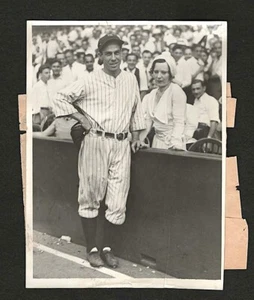 1931 New York Yankees Shortstop Lyn Lary and Wife Type I Photo {Just Married} - Picture 1 of 2