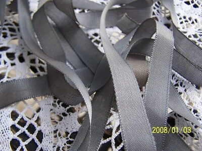 Ancien ruban en rayonne des années 50. Vendu au mètre. Gris souris. N°132 - Photo 1/4