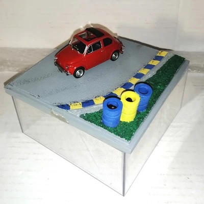 FIAT 500 IN DIORAMA SCALA 1/43 - Immagine 1 di 2