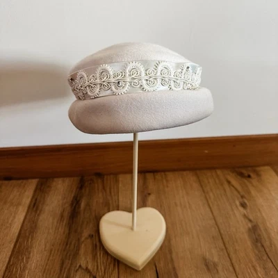 De colección Años 50 Blanco Pastillero Lana Sombrero Encaje Satinado Piedra de Lámina Borde Boda Henry Pollak Foto 1 de 4