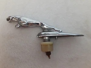 ** ( 1 ) Vintage 1990's 2000's Chrome Leaping Jaguar Cat Hood Ornament with Base - Imagen 1 de 4