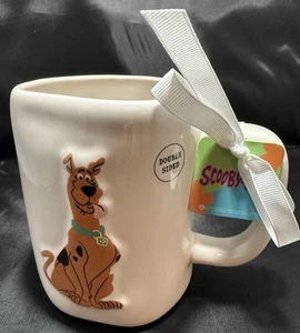 Neu mit Etikett Rae Dunn/Hanna-Barbera Scooby-Doo Tasse, Ruh Roh! Cremefarben und glasiert. - Bild 1 von 8