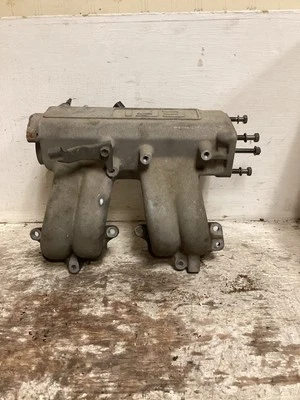 1989-1995 Toyota Pickup 4Runner 22RE Engine Upper Intake Manifold  - Image 1 of 4