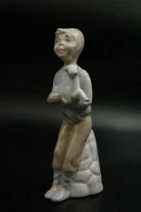 Vintage Tengra Porzellan Figur Junge hält ein Tier Made in Spain  - Bild 1 von 3