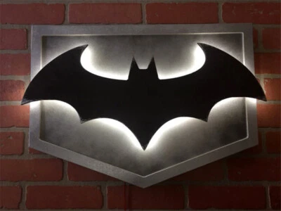 Lámpara de pared remota inalámbrica ambiente luz nocturna LED logotipo murciélago Batman dormitorio infantil Foto 1 de 4