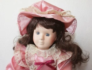 Poupée en porcelaine The Classique Collection Natacha Numérotée 40 cm - Picture 1 of 5