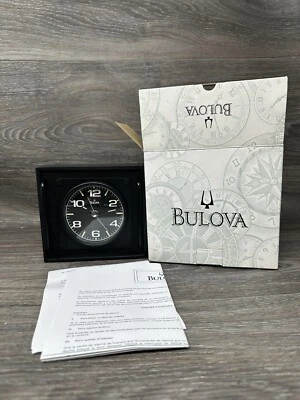 RELOJ DESPERTADOR BULOVA NEGRO CON PANELES DE REJILLA DE ALUMINIO, ASAS OVERSIZE B6845 Foto 1 de 4