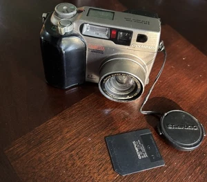 Olympus CAMEDIA C-2040 Zoom 2.1MP Digital Camera w 8MB Smart Media! Broke Glass - Picture 1 of 5