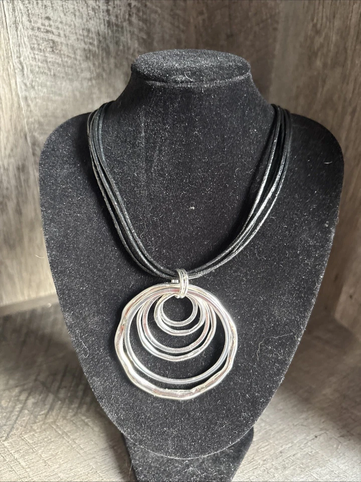 Colar preto com pingentes circulares em tom de prata Anne Klein multi vertentes #213 - Imagem 1 de 4