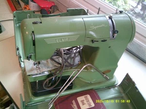 Vintage Nähmaschine Elna Supermatic grün mit Koffer und Zubehör - Bild 1 von 9