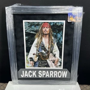 Foto autógrafa enmarcada firmada por Johnny Depp Jack Sparrow HOLO CERTIFICADO DE AUTENTICIDAD 14x16 - Imagen 1 de 8