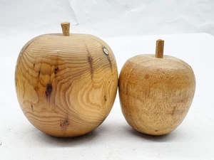 COPPIA ORNAMENTI MELA LEGNO FATTI A MANO FRUTTA RUSTICA INTAGLIATA DECORAZIONE CASA - Foto 1 di 9