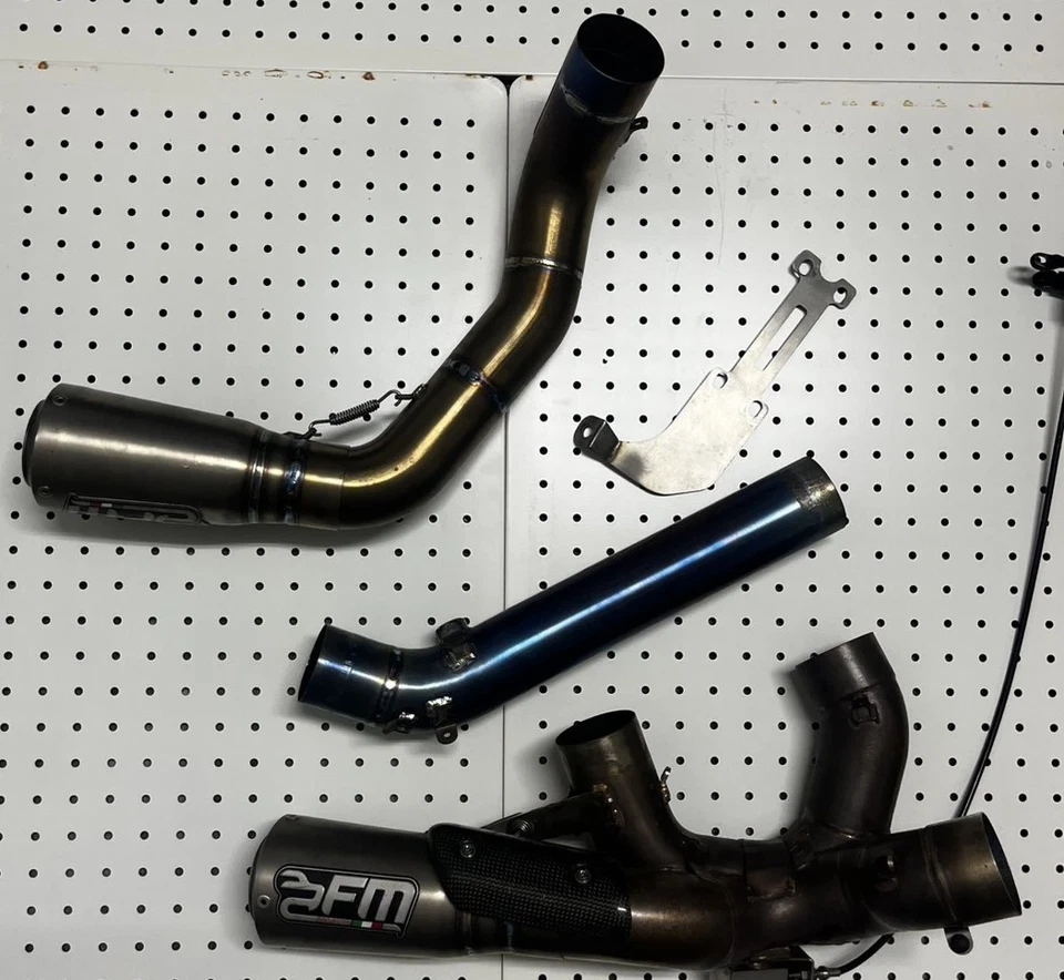 Escape completo Ducati Panigale 1199 1299 S R V2 Proyectos FM Titanio Inoxidable Foto 1 de 4