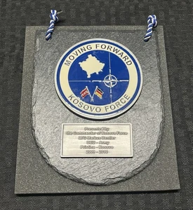 Placa de pizarra Kosovo Force Moving Forward - Imagen 1 de 8