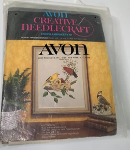 Vintage Avon Creative Needlecraft Crewel kit ricamo scarlatto conciatori uccellini - Foto 1 di 7