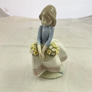 Lladro May Flowers Porcelain 7" Figurine Girl Bouquet Basket #5467 - Picture 1 of 9