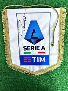 GAGLIARDETTO PENNANT SERIE A AUTOGRAFATO DA LAUTARO NO MAGLIA SHIRT MATCH WORN - Foto 1 di 2