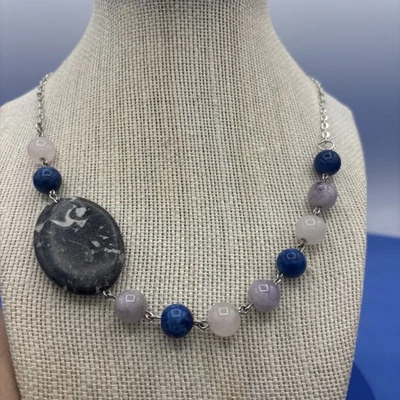 Colar de pedra natural artesanal pingente fóssil contas de jadeíta turmalina 18,5” - Imagem 1 de 4