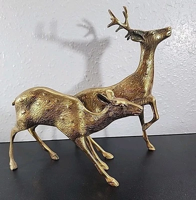 Conjunto de dos estatuillas/esculturas vintage de latón Buck Doe ciervos decoración Foto 1 de 4