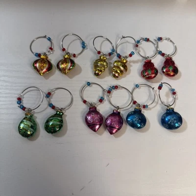 12 dijes de copa de vino de Navidad también se pueden utilizar como mini adornos de árbol Foto 1 de 4