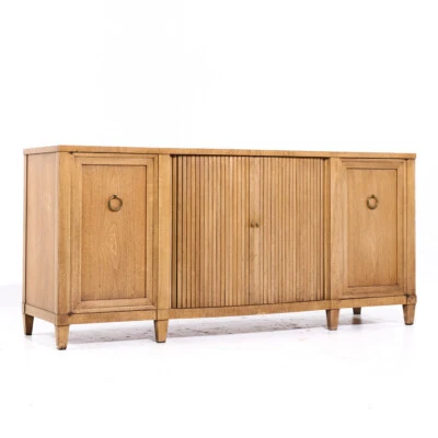 Puerta de pandereta de caoba blanqueada de mediados de siglo estilo Widdicomb Credenza Foto 1 de 4