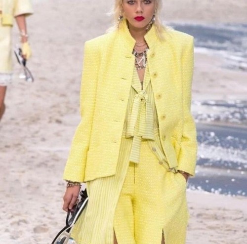 Giacca in tweed gialla nuova senza etichette Chanel 19S taglia 38